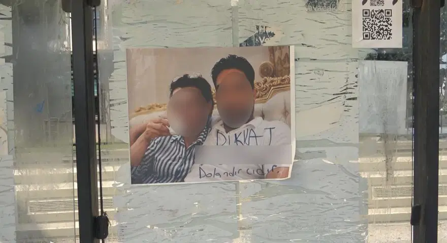 Adana'da otobüs durağında şaşırtan fotoğraf: "Dikkat dolandırıcıdır" 2 Adana'da otobüs durağında şaşırtan fotoğraf: "Dikkat dolandırıcıdır" 2