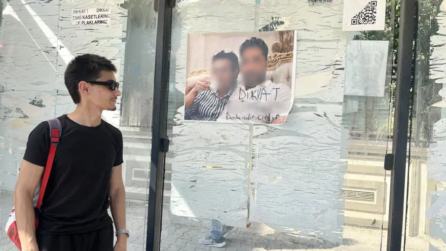 Adana'da otobüs durağında şaşırtan fotoğraf: "Dikkat dolandırıcıdır" 1 Adana'da otobüs durağında şaşırtan fotoğraf: "Dikkat dolandırıcıdır" 1