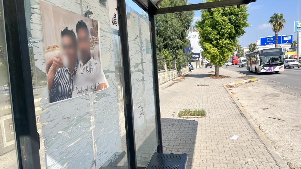 Adana'da otobüs durağında şaşırtan fotoğraf: "Dikkat dolandırıcıdır"