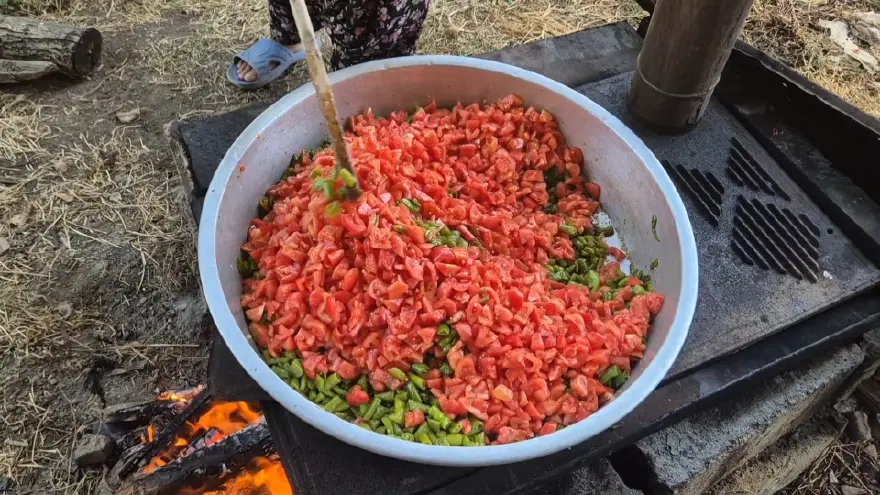 Kavanoz kavanoz hazırlıyorlar. Yazın bereketi kış aylarına taşınıyor 3 Kavanoz kavanoz hazırlıyorlar. Yazın bereketi kış aylarına taşınıyor 3