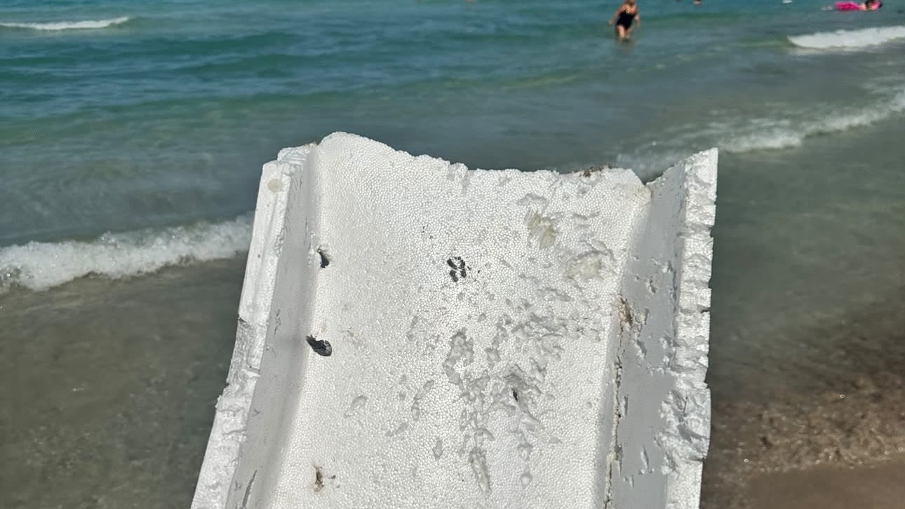 Çeşme’de denizi köpük kutular bastı