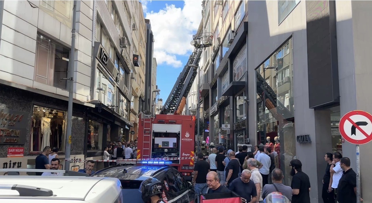 Şişli'de yangın paniği. Birinci kattan atlayan kişi yaralandı