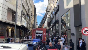Şişli'de yangın paniği. Birinci kattan atlayan kişi yaralandı