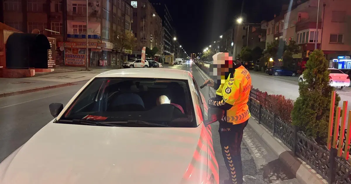 Yolun ortasında polisin uyandırdığı sürücü, geri uyudu