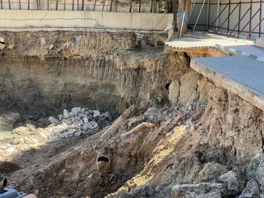İnşaat kazısı yanındaki okulun bahçesinin çökmesine neden oldu 1 İnşaat kazısı yanındaki okulun bahçesinin çökmesine neden oldu 1