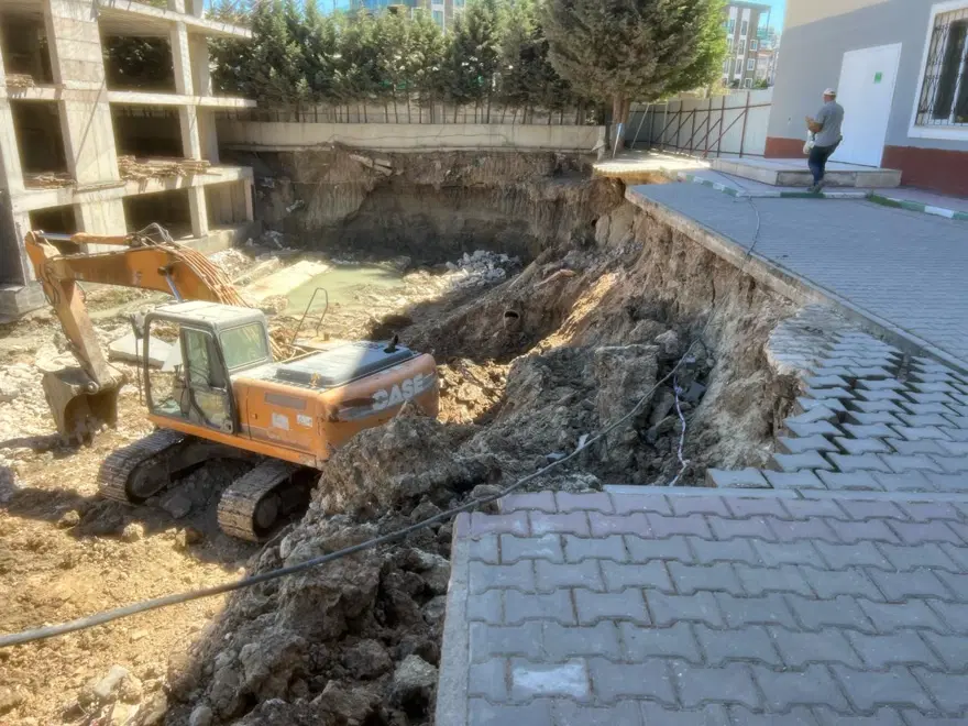 İnşaat kazısı yanındaki okulun bahçesinin çökmesine neden oldu 2 İnşaat kazısı yanındaki okulun bahçesinin çökmesine neden oldu 2