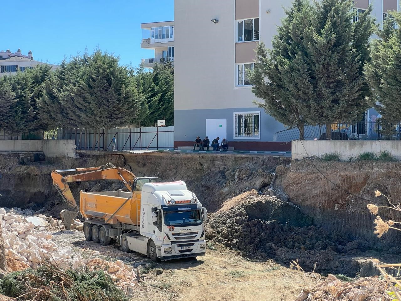 İnşaat kazısı yanındaki okulun bahçesinin çökmesine neden oldu