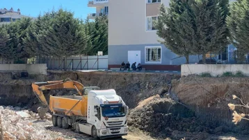 İnşaat kazısı yanındaki okulun bahçesinin çökmesine neden oldu