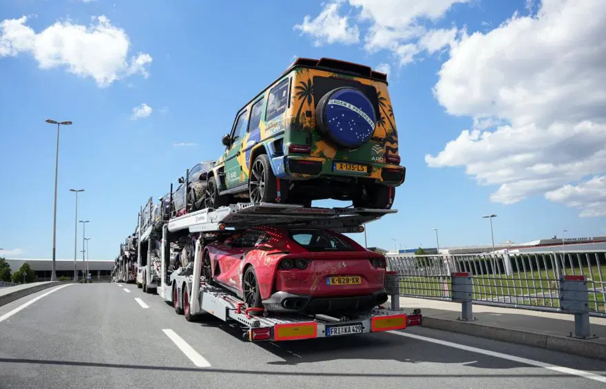 İstanbul'da milyon dolarlık konvoy. Süper lüks otomobiller için dev operasyon 6