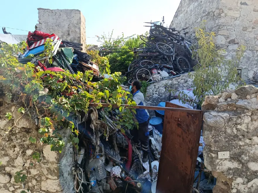 Evden 5 ton çöp çıkarıldı 4 Evden 5 ton çöp çıkarıldı 4