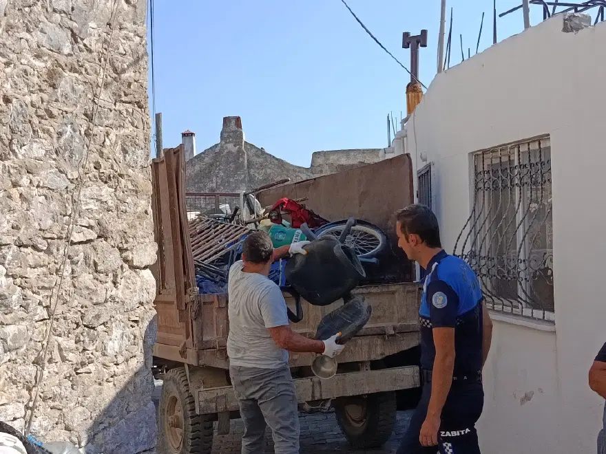 Evden 5 ton çöp çıkarıldı 2 Evden 5 ton çöp çıkarıldı 2