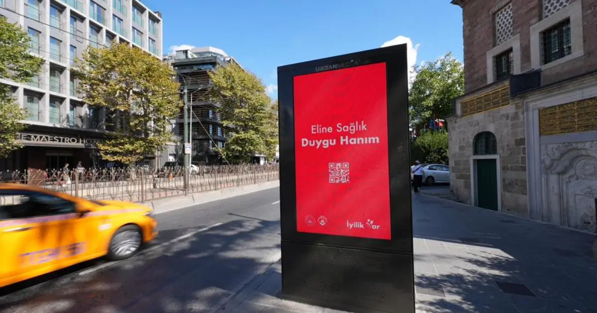 En işlek caddelerdeki QR kodlu mesajın sırrı çözüldü. Gözler 12 Eylül'e çevrildi