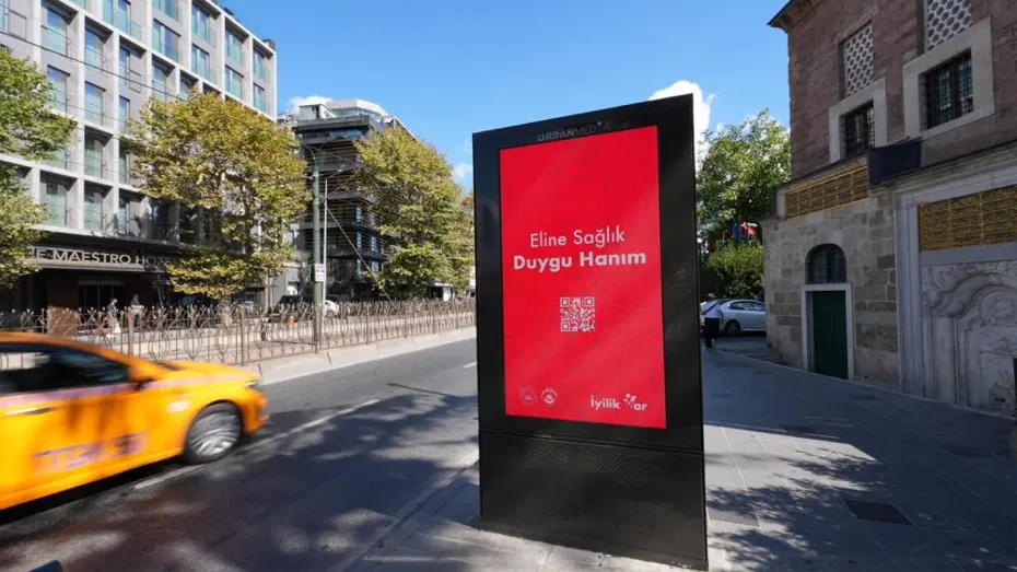 En işlek caddelerdeki QR kodlu mesajın sırrı çözüldü. Gözler 12 Eylül'e çevrildi