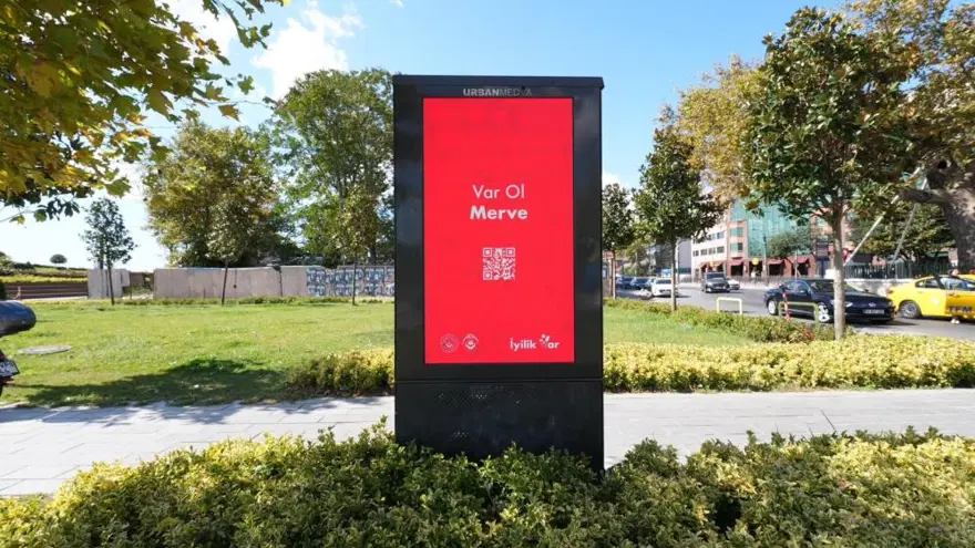 En işlek caddelerdeki QR kodlu mesajın sırrı çözüldü. Gözler 12 Eylül'e çevrildi En işlek caddelerdeki QR kodlu mesajın sırrı çözüldü. Gözler 12 Eylül'e çevrildi