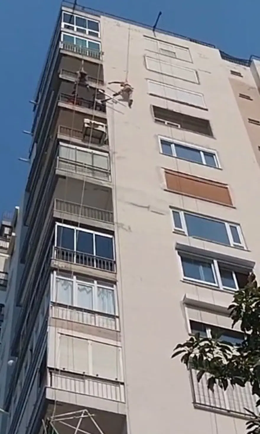 15 katlı binada iskele halatı boşaldı, iki işçi havada asılı kaldı 1