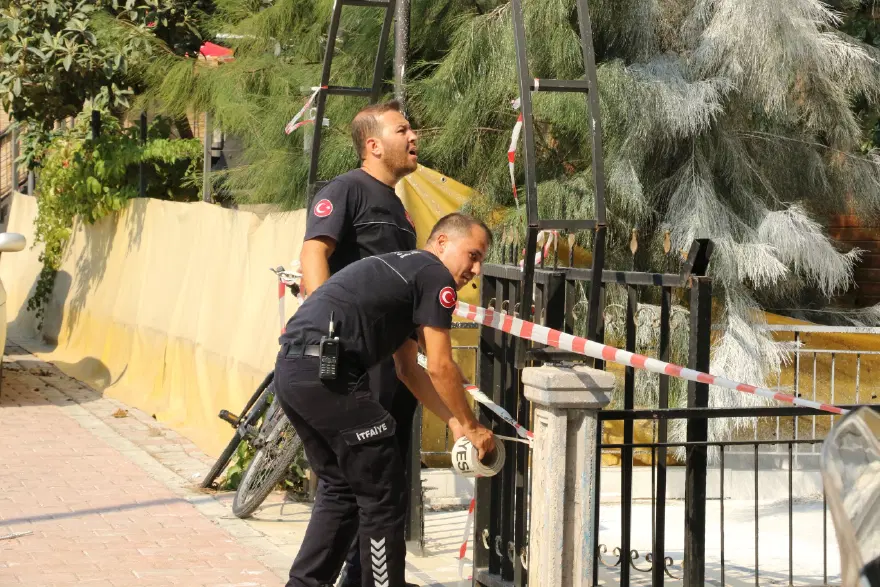 15 katlı binada iskele halatı boşaldı, iki işçi havada asılı kaldı 3
