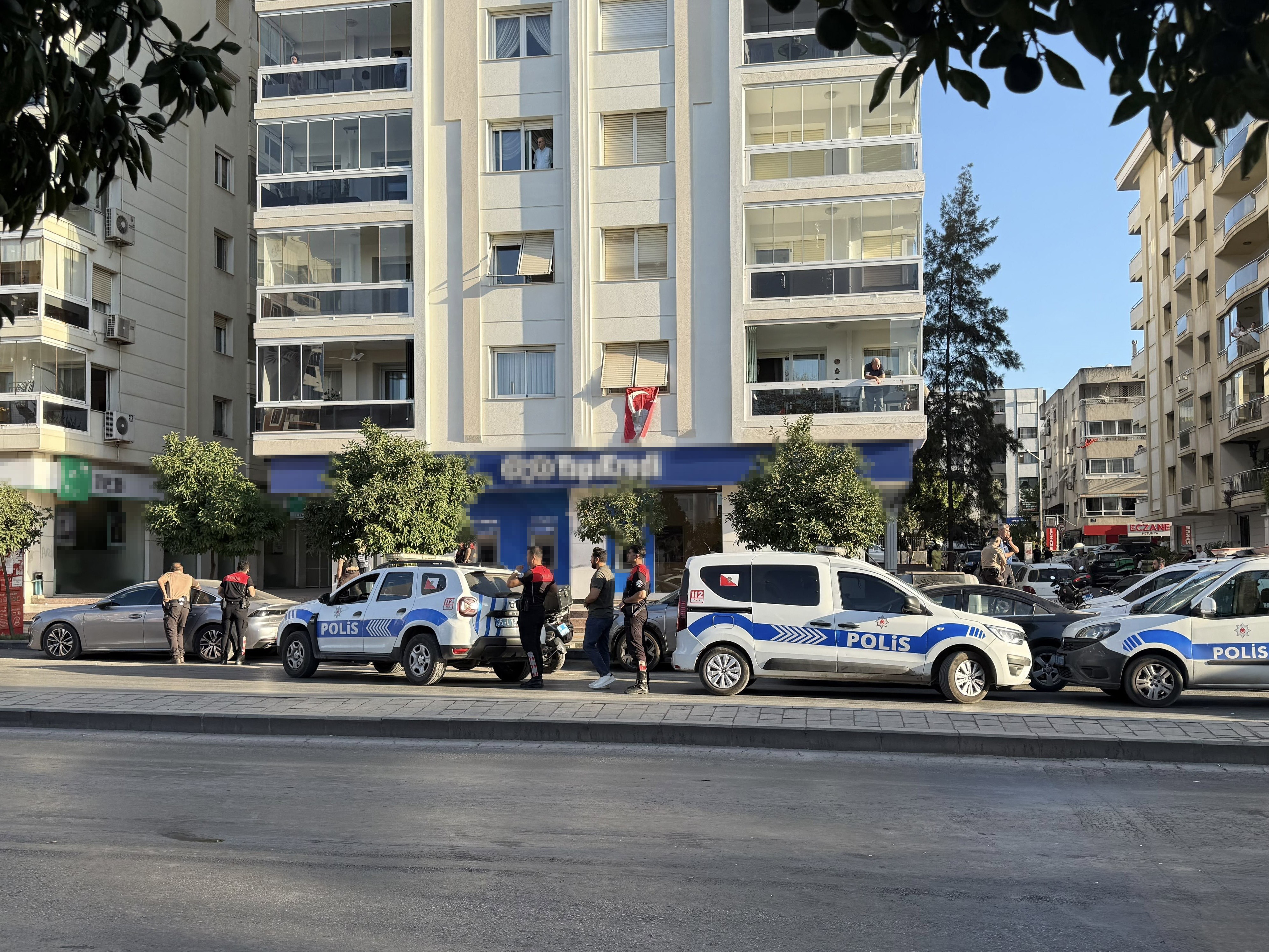 İzmir'de bankada silahlı soygun girişimi polis müdahalesiyle engellendi