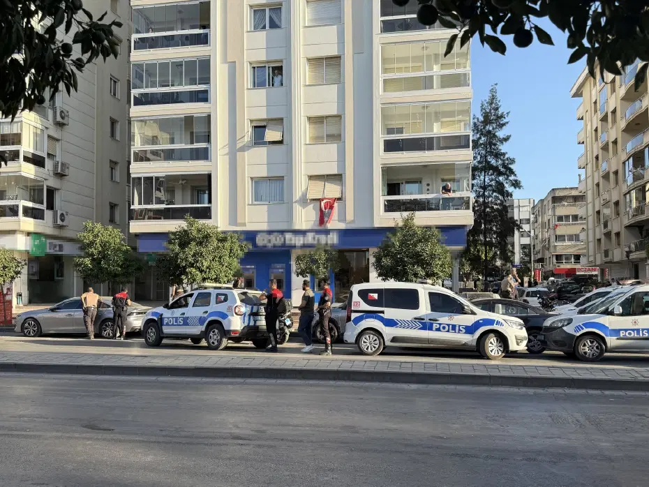 İzmir'de bankada hareketli dakikalar. Soygun girişimi iddiası polisi alarma geçirdi