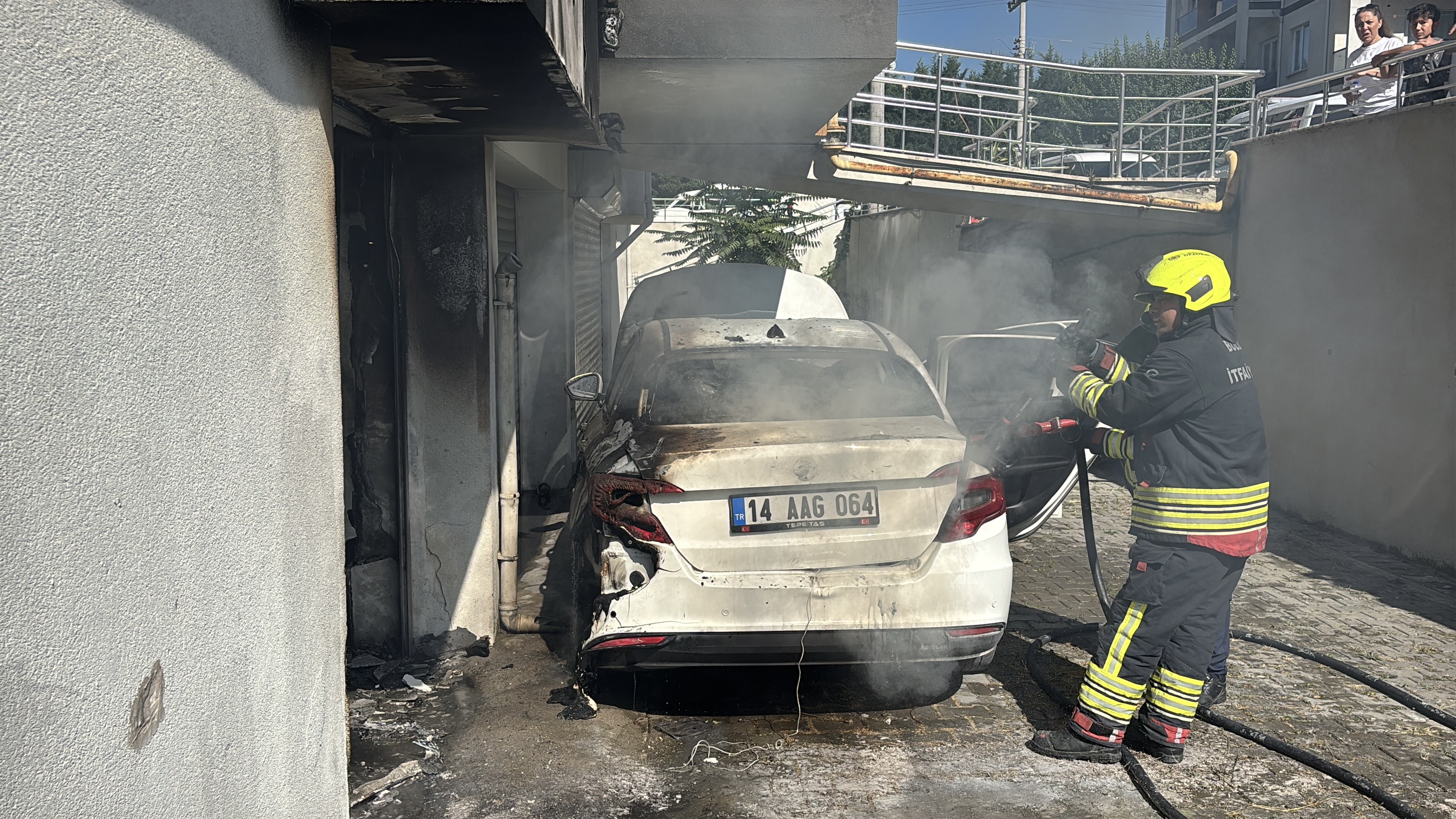 Garajda hava kompresörü yangın çıkarttı. 3 kişi dumandan etkilendi