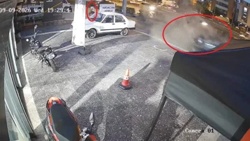 Antalya'da feci kaza: Motoru fırladı, yaya 5 saniyeyle kurtuldu