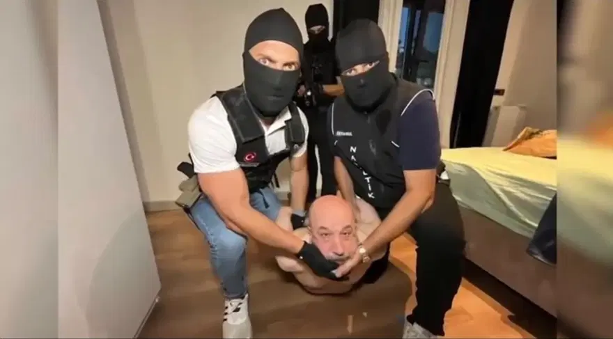Bakan Gürlek açıkladı. 2017'den beri aranan uyuşturucu baronu yakalandı Bakan Gürlek açıkladı. 2017'den beri aranan uyuşturucu baronu yakalandı