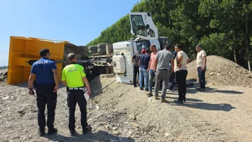 Devrilen hafriyat kamyonunda sıkışan sürücüyü itfaiye kurtardı