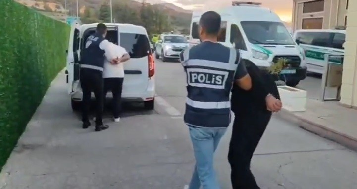 "Savcıyız" diyerek korkutmuşlar. Bir servetle yakalandılar 