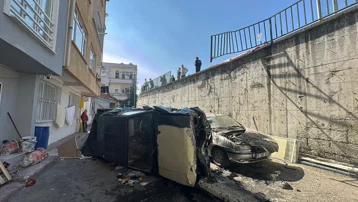 Pikap 5 metre yükseklikten otomobilin üzerine düştü. 2 yaralı