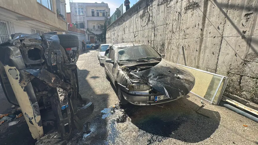 Pikap 5 metre yükseklikten otomobilin üzerine düştü. 2 yaralı 1 Pikap 5 metre yükseklikten otomobilin üzerine düştü. 2 yaralı 1