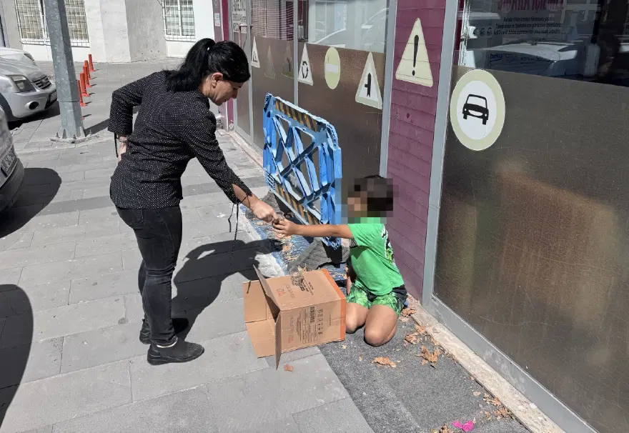 Çekirdek satarak harçlık biriktirdi, parasını ve annesine aldığı hediyeyi çalıp gittiler 1