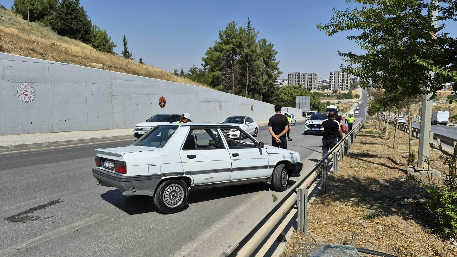 Adıyaman'da bir çocuk aracı bariyerlere çarptı. 2 yaralı