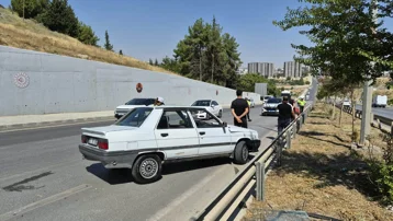 Adıyaman'da bir çocuk aracı bariyerlere çarptı. 2 yaralı