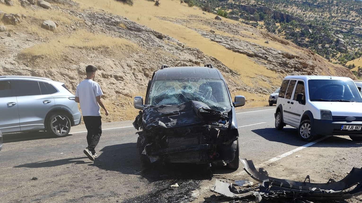 Siirt'te hafif ticari araç ile kamyonet çarpıştı. 4 yaralı