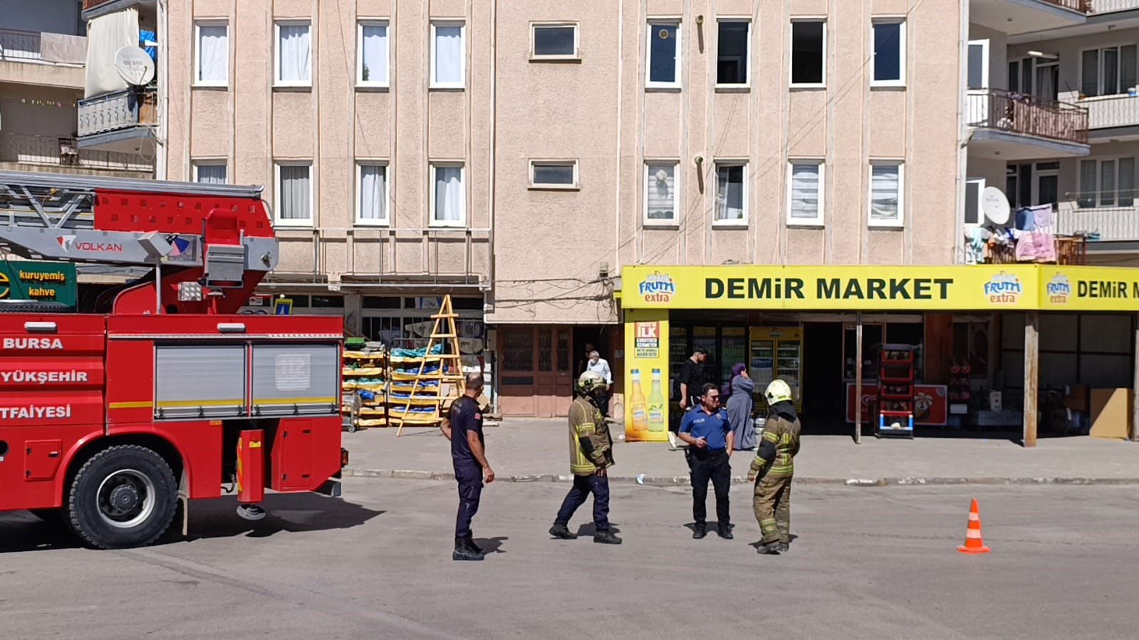 Bursa'da doğalgaz sızıntısı caddeye yayıldı, 6 katlı apartman tahliye edildi