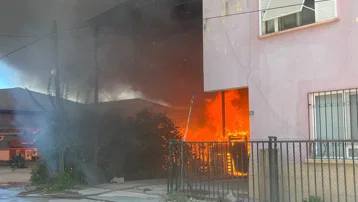 Antalya’da ev ve bitişiğindeki depoda yangın