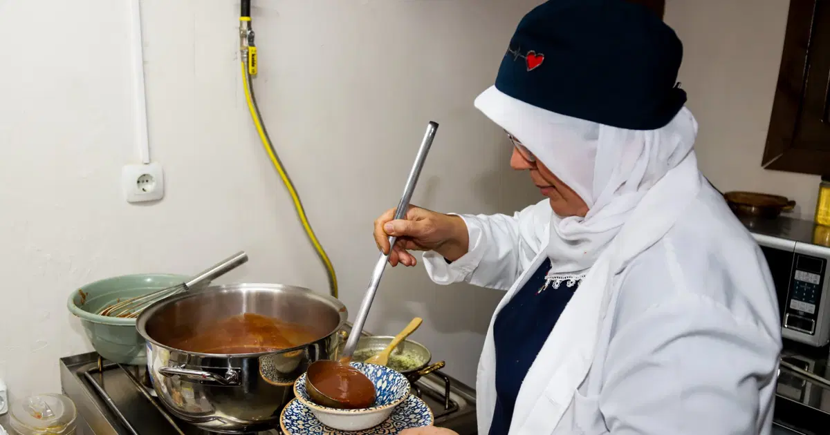 Tadan bir daha istiyor, kaşık kaşık şifa dağıtıyor. Ne tarhana ne mercimek, kuşburnundan yapılıyor