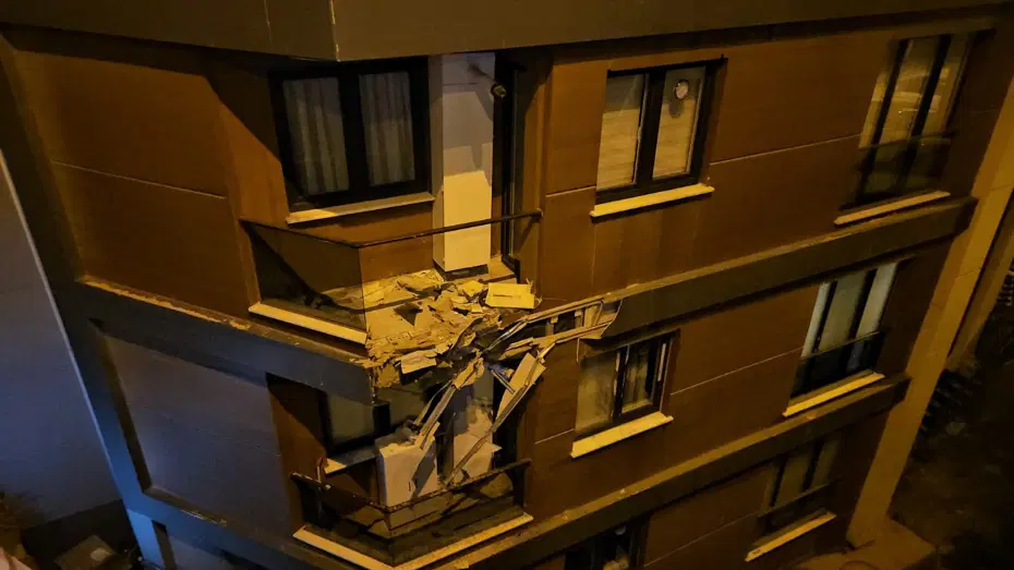 Alkollü sürücü dehşeti: Binanın 3. katına çarparak durabildi