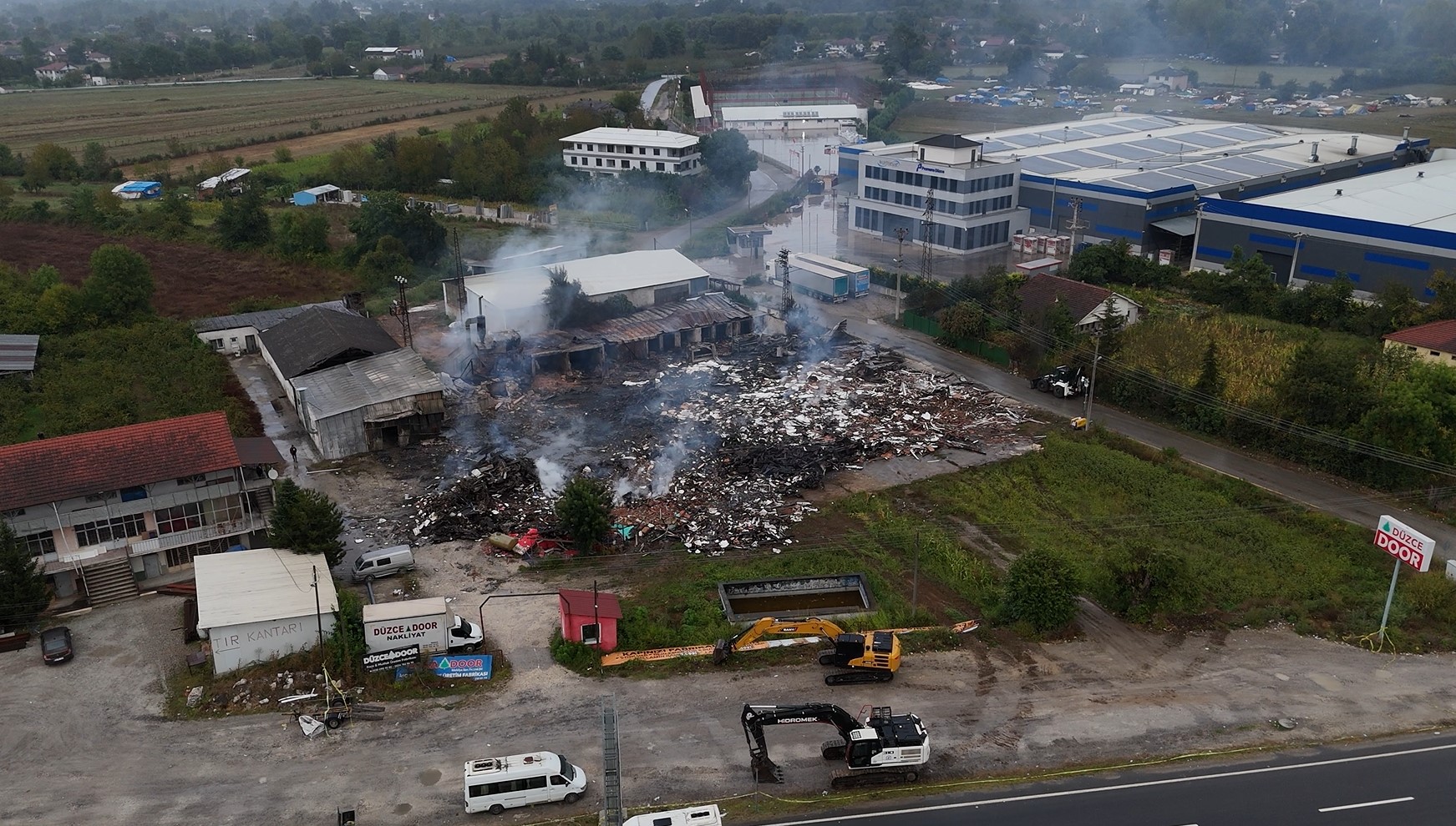 Düzce'de yanan fabrika havadan görüntülendi