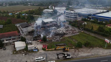 Düzce'de yanan fabrika havadan görüntülendi