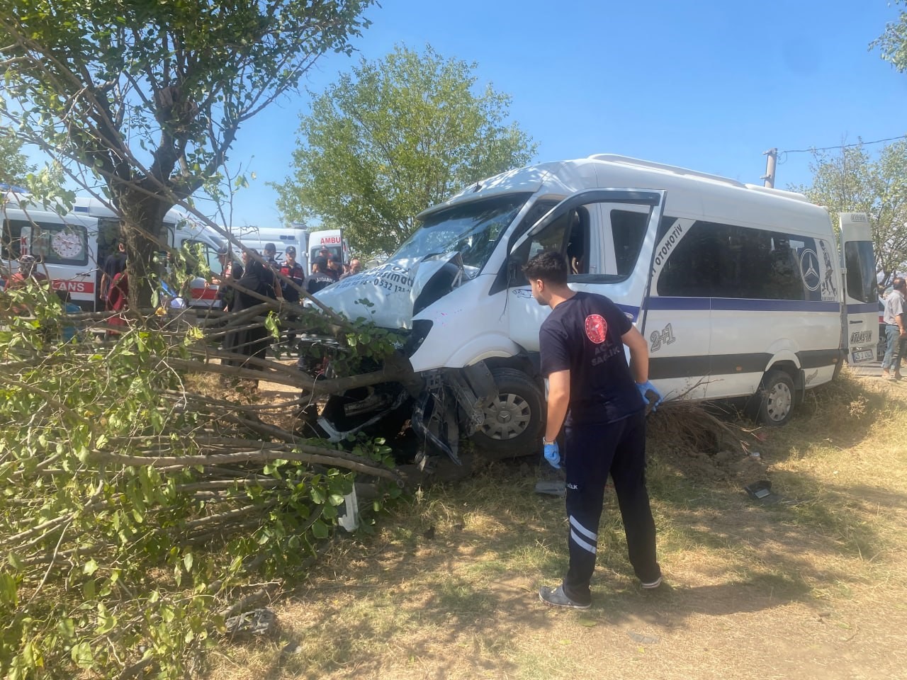 Alaşehir'de işçi minibüsü ağaca çarptı. 14 yaralı