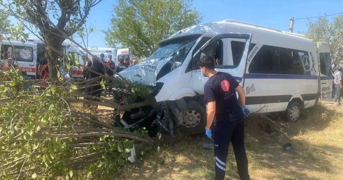Alaşehir'de işçi minibüsü ağaca çarptı. 14 yaralı