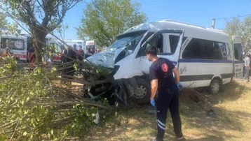 Alaşehir'de işçi minibüsü ağaca çarptı. 14 yaralı