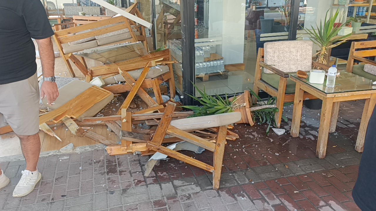 Kontrolden çıkan minibüs kafeye girdi, müşteri son anda kurtuldu