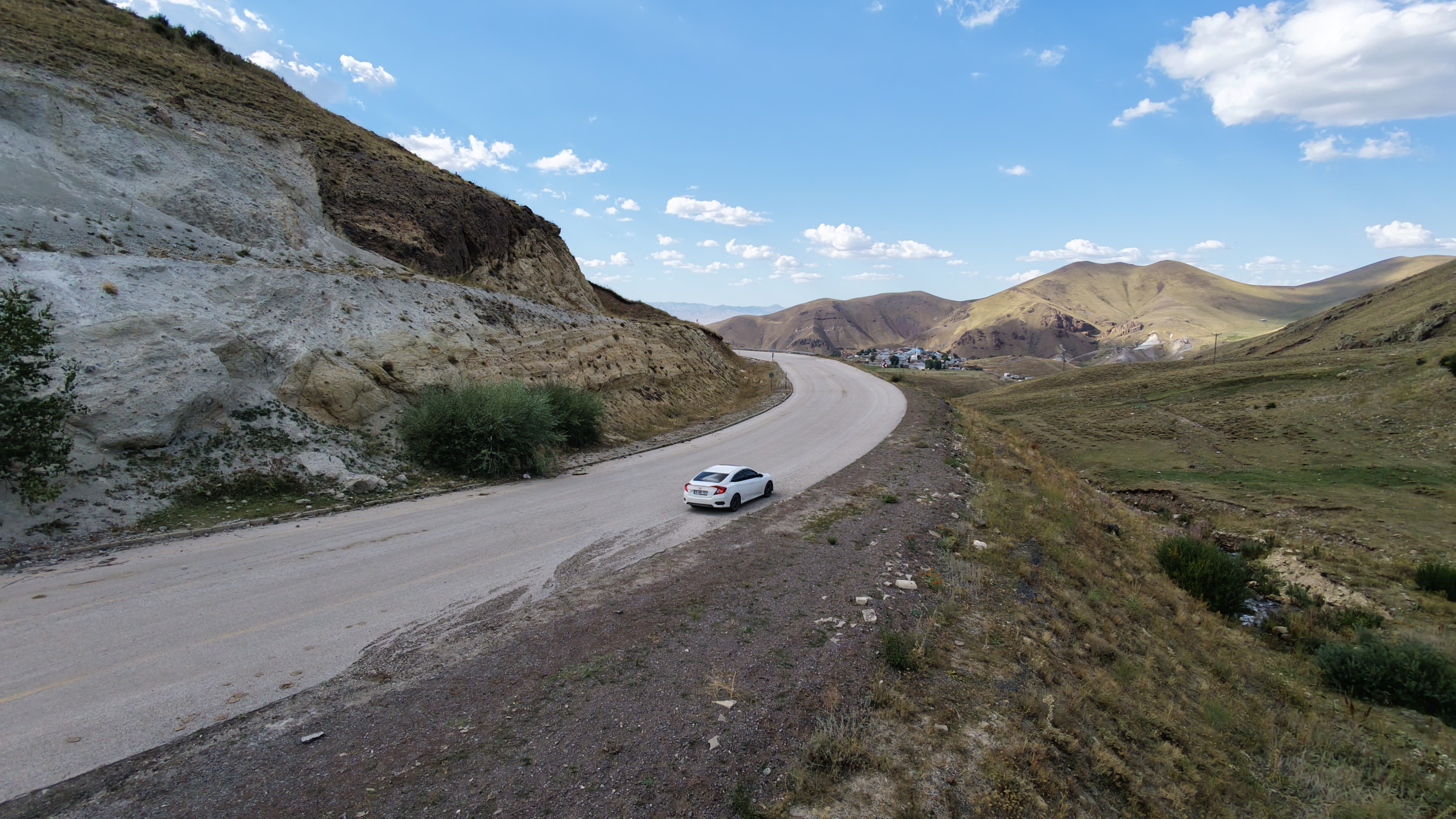 Erzurum'da gizemli yol. Araçlar vites boştayken yokuş yukarı gidiyor