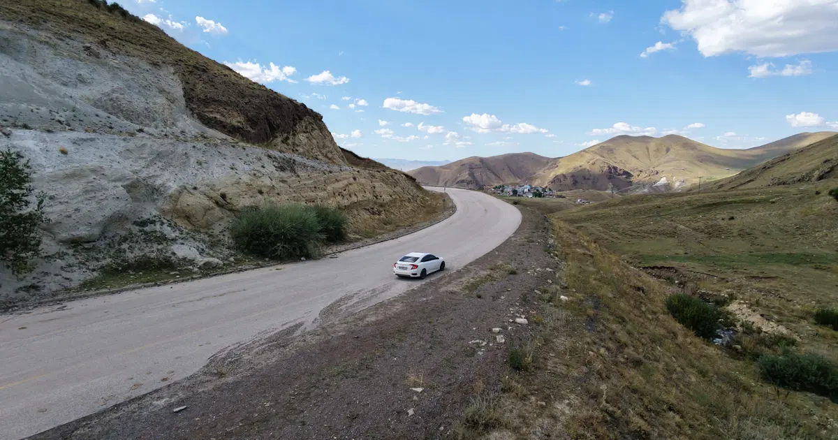 Erzurum'da gizemli yol. Araçlar vites boştayken yokuş yukarı gidiyor