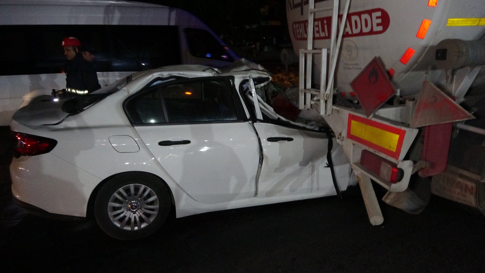 Antalya'da feci kaza: Otomobil tankere ok gibi saplandı