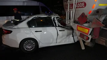 Antalya'da feci kaza: Otomobil tankere ok gibi saplandı
