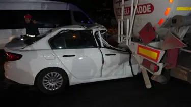Antalya'da feci kaza: Otomobil tankere ok gibi saplandı