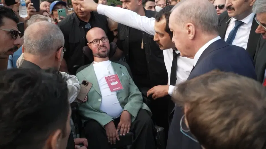 Cumhurbaşkanı Erdoğan, otobüsü durdurup yanına gitmişti. 