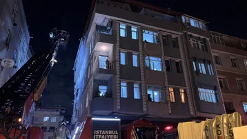 Zeytinburnu'nda 5 katlı binanın bodrumunda yangın